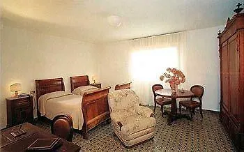 Gemini E בית הארחה 4*